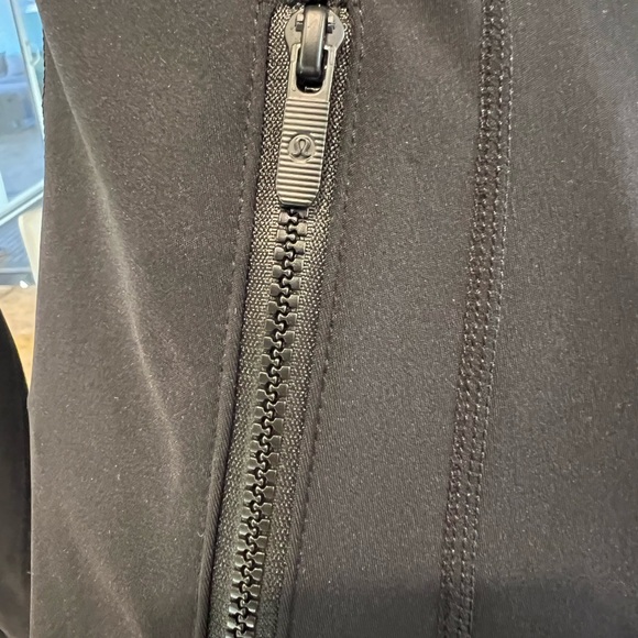 Lululemon Define Woman’s Jacket Size 6 - Picture 4 of 7